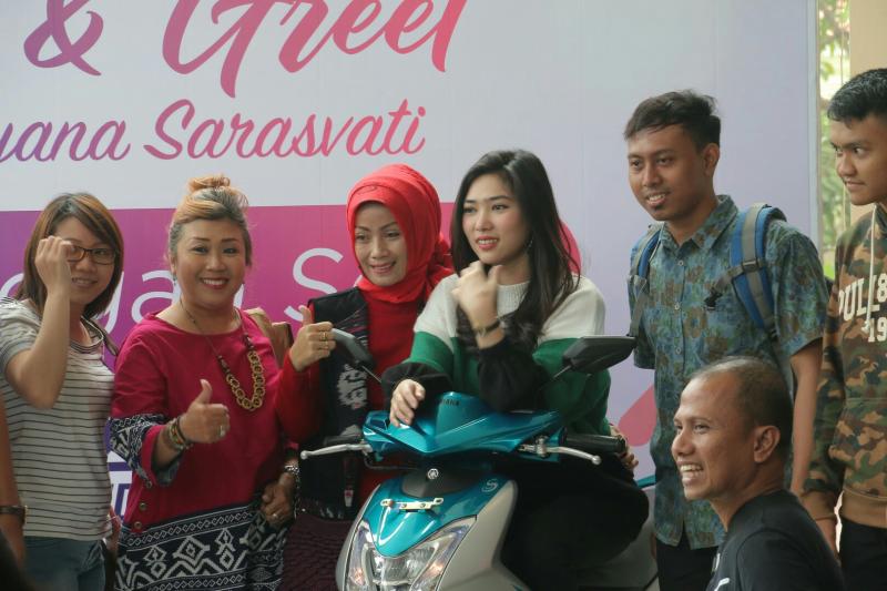 Isyana Sarasvati bersama penggemarnya di Semarang. (Foto : ist)