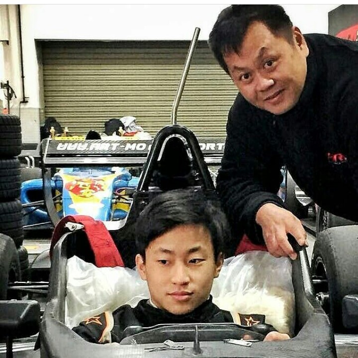 Keanon Santoso didampingi sang ayah saat tes Asian Formula Renault di sirkuit Zhuhai. (Foto : ist).