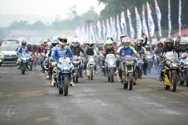 Serunya ribuan bikers Suzuki balap bareng 2 rider MotoGP di sirkuit Sentul, Bogor. (Foto : ist)