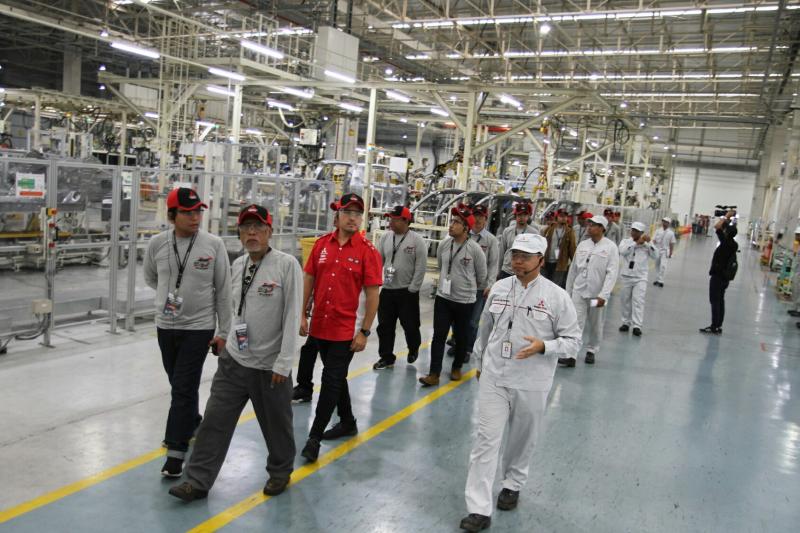 Para jurnalis peliput otomotif dapat kesempatan kunjungi pabrik perakitan Mitsubishi di Cikarang. (Foto :  ist)
