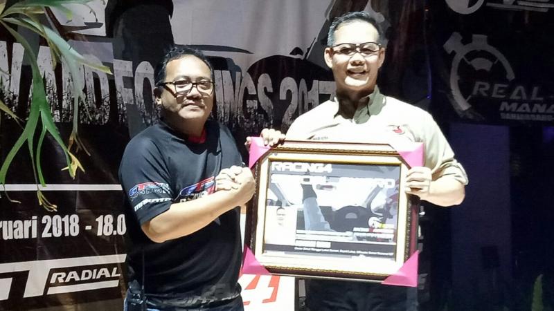 H. Aswari Rivai terima awarding dari Racing4net di Bandung tadi malam. (Foto : budsan)