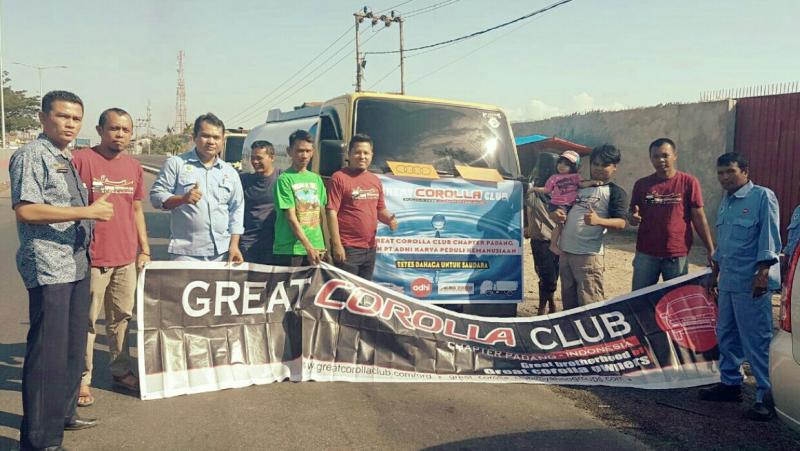 Great Corolla Club Chapter Padang sumbang air bersih kepada masyarakat yang membutuhkan. (Foto : ist)