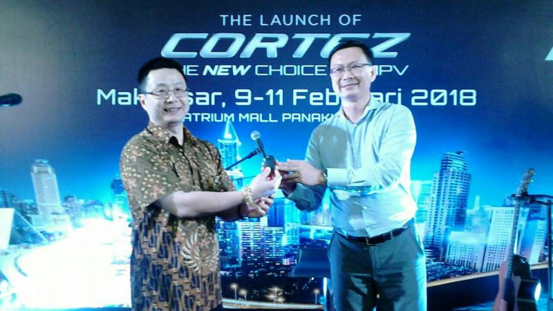 Erwin (kiri) bersama Jerry Huang, regional sales manager Wuling Motors saat peluncuran Cortez di Makassar (anto)