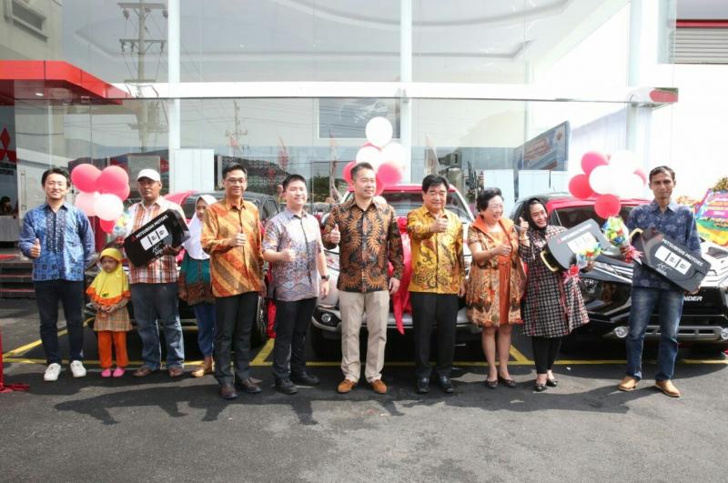 Manajemen MMKSI dan PT Borobudur Oto Mobil pada peresmian Diler Mitsubishi di kota Tegal. (Foto : ist)