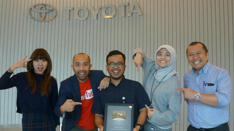 Rouli Sijabat manajer PR Toyota Astra Motor (kanan) bersama penghargaan yang diterima dari google Indonesia. (Foto : ist)