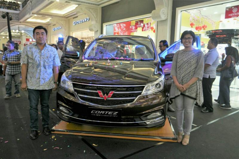 Dian Asmahani (kanan), brand manager Wuling Motor Indonesia bersama mitra diler Yogyakarta ingin lebih dekat dengan konsumennya (foto: ist)
