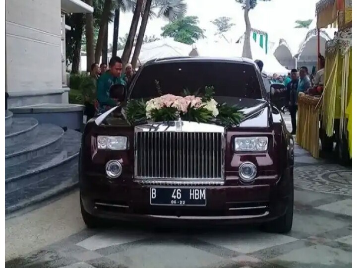 Rolls Royce Phantom seharga Rp 17 miliar jadi mobil pengantin H. Yudha dan Hj. Isha. (Foto : ist)