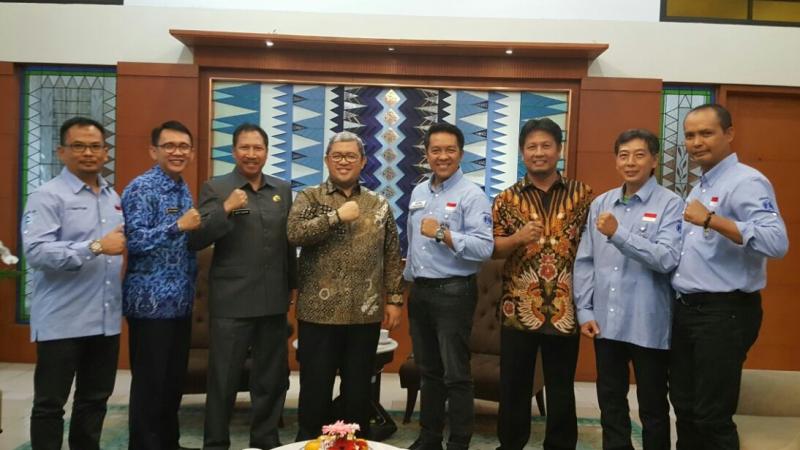 Gubernur Ahmad Heryawan bersama Ketum IMI Jabar H. Fachrul Sarman dan beberapa pengurus lainnya. (Foto : ist)