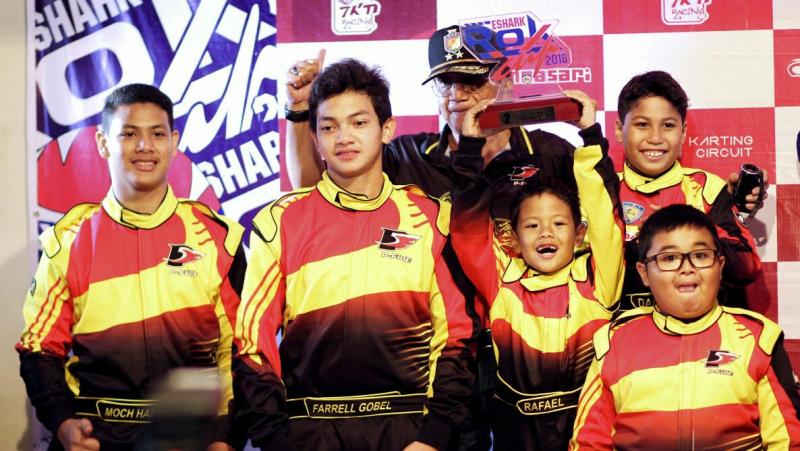 Para pemalap P-Five Racing Team bersama sang pembina, Irjen Anang Boediarjo. (foto : ist)