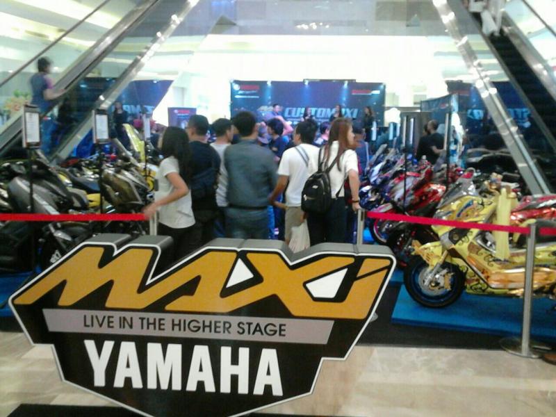 Final Round Customaxi Yamaha di Pejaten Village, Jakarta Selatan dipenuhi antusias pengunjung dan penggemar motor modifikasi (foto: anto)