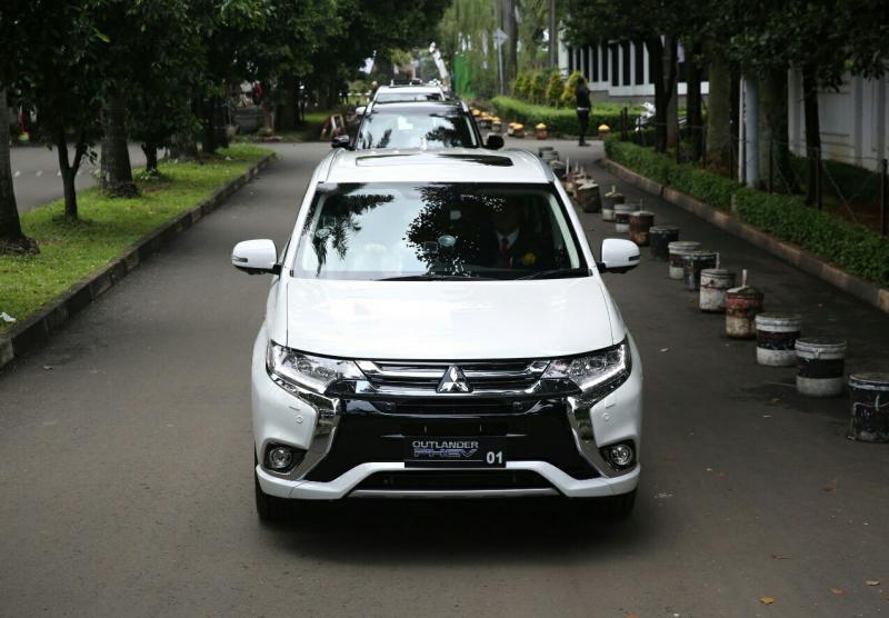 Delapan unit Mitsubishi Outlander PHEV yang diserahkan kepada Pemerintah Indonesia. (foto : ist)