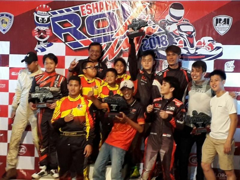 Pembalap dan Tim P-Five Racing Team dengan trofi juara tim. (foto : budsan)