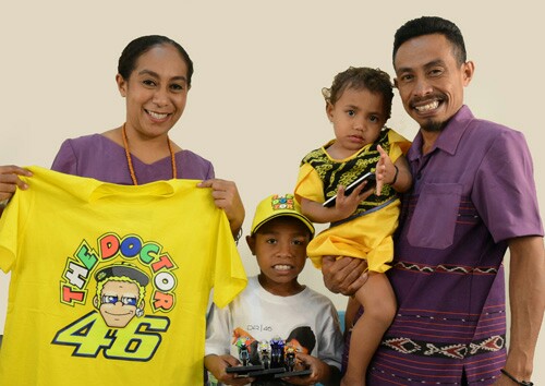 Daddy Rossi bersama kedua orang tuanya saat di Jakarta. (foto : Yamaha)