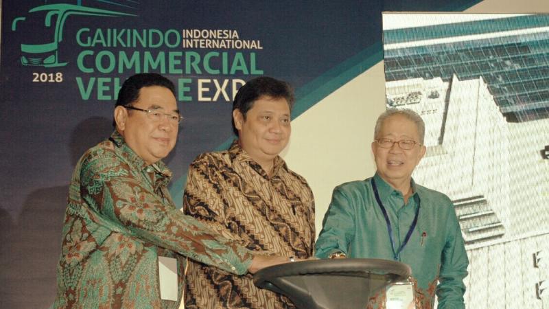 Menteri Perindustrian (tengah) bersama petinggi Gaikindo bersinergi majukan industri kendaraan komersial (foto: anto)