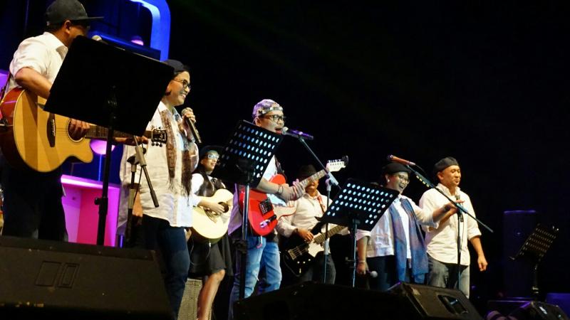 Perform band Elek Yo Ben dengan personil para menteri Kabinet Kerja di hari pertama Java Jazz 2018. (foto : ist)