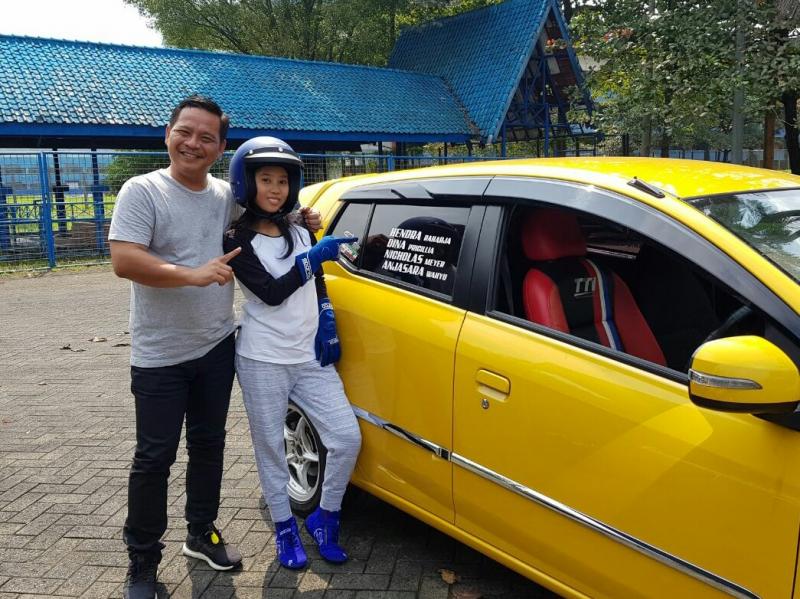 Dina Prichilia dan James Sanger, berlatih dengan mobil Honda Jazz di Sentul. (foto : budsan)
