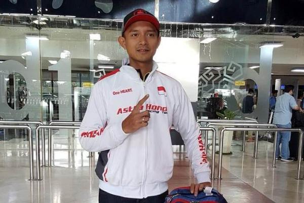 Dimas Ekky di bandara Soekarno Hatta bersiap terbang ke Spanyol (Foto: ahrt)