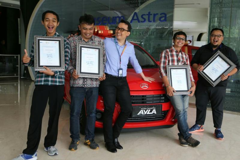 Para pemenang Lomba Foto & Pewarta bersama Boy Kelana Soebroto (tengah) selaku Head of Corporate Communications PT Astra International Tbk. (foto : Astra)