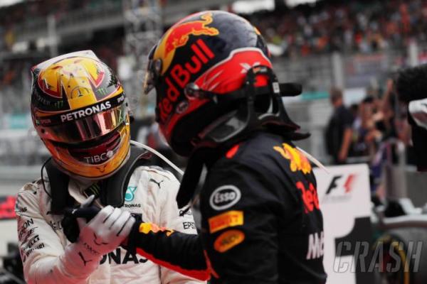 Momen Lewis Hamilton (Mercedes) dan Max Verstappen (Red Bull) usai balapan (ist) 