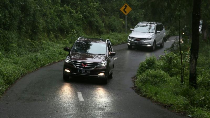 Wuling Cortez terbukti sanggup melahap beragam kondisi jalan di Indonesia (foto: anto)