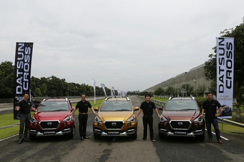 Manajemen Datsun CROSS ketika melakukan ujicoba di Bridgestone proving ground Jawa Barat. (foto : ist) 
