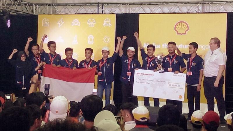 Tim Bumi Siliwangi Team 4 bersama mobil Turangga Cheta EV6 sebagai juara 3 kategori UrbanConcept baterai elektrik