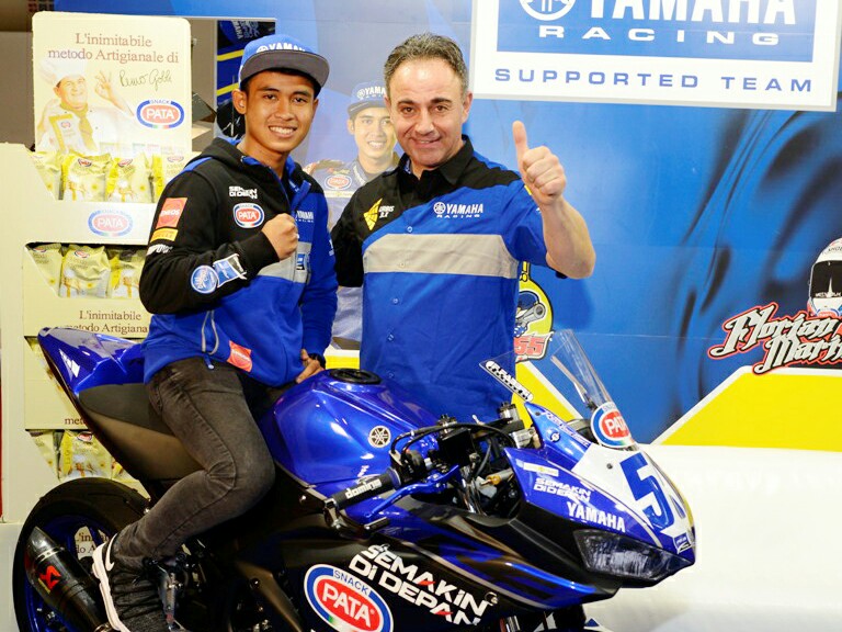 Galang Hendra bersama pelatihnya di Italia. (foto : Yamaha)