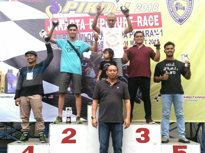 Ketua IMI DKI Anondo Eko bersama para pemenang Kejurda balap motor DKI 2018. (foto :ist)