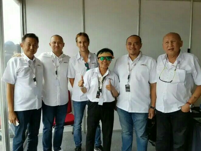 Lola Moenek (tengah) bersams msnajemen Sentul International Circuit. (foto : budsan)