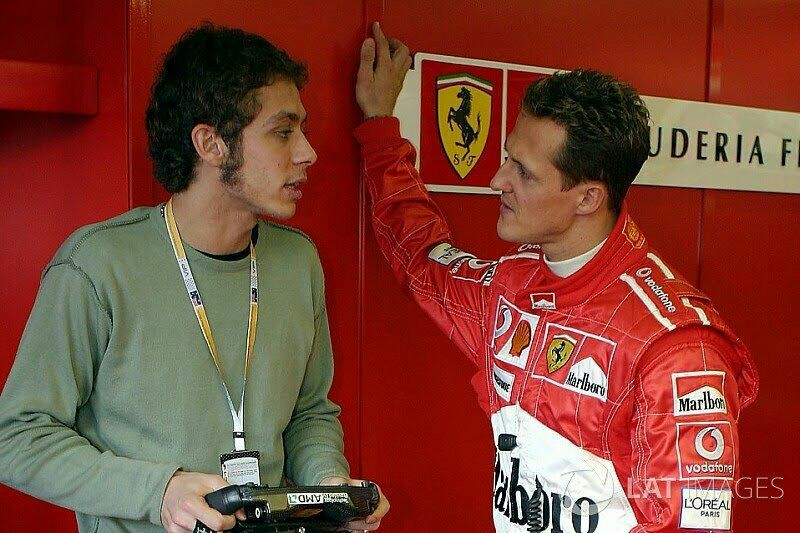 Valentino Rossi dan Michael Schumacher,  dua legenda balap dunis. (foto: motorsport)