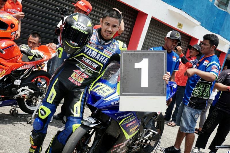 Richard Taroreh persembahkan juara kepada tim Yamaha. (foto : ist)
