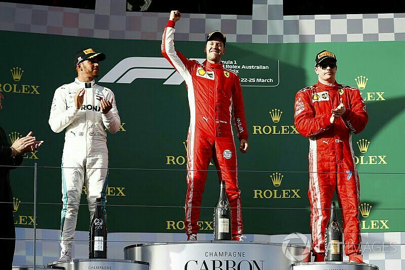 Lewis Hamilton (kanan),  dikalahkan oleh kalkulasi data yang salah. (foto: motorsport)