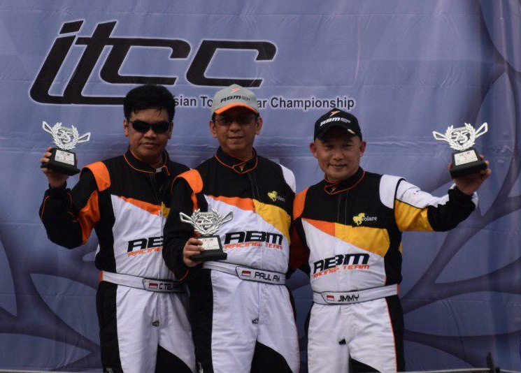 Paul Montolalu (tengah) raih podium satu diapit Constantin Telawang (juara 2) dan Jiimmy Lukita (juara 3). (foto : ABM)