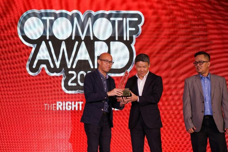 Kyoya Kondo dari Mitsubishi terima Otomotif Award 2018.(foto : ist)