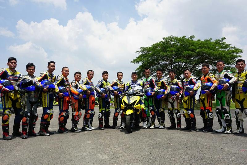 Rey Ratukore (tengah) bersama komunitas Yamaha 155 di Sirkuit Pancing, Medan. (foto : ist)