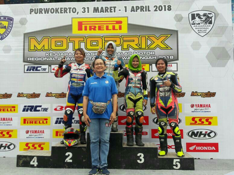 Saraswati Mulyono bersama para pemenang kelas 130cc di Motoprix Purwokerto. (foto : ist)
