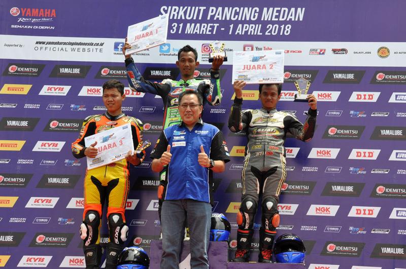 Abidin San dari Yamaha Indonesia kepada para pemenang balap motor komunitas Aerox 155. (foto : ist)