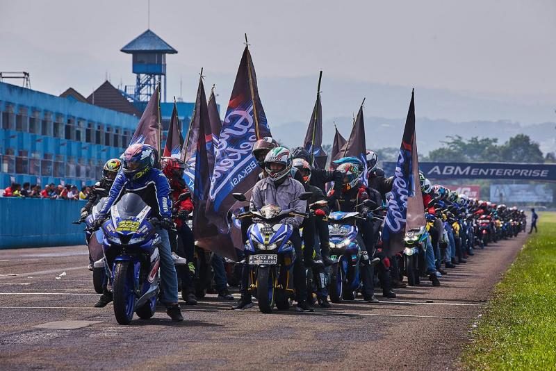Komunitas Yamaha happy bisa menikmati balapan di Sentul International Circuit. (foto : ist)