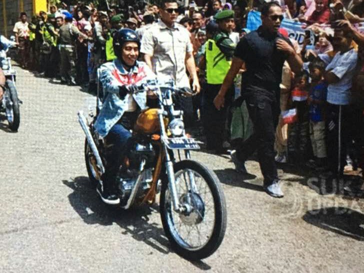 Jokowi melakukan turing dengan motor chopper modifikasi anak Lebak Bulus. (foto : ist)