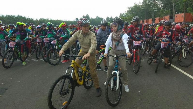 Cagub Aswari Rivai Fun Bike di Sirkuit Manggul 