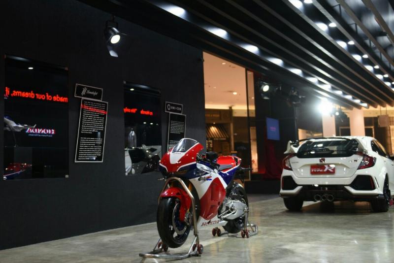 Ada mobil dan motor Honda di Honda Gallery Dunia di Jakarta. (foto : HPM)