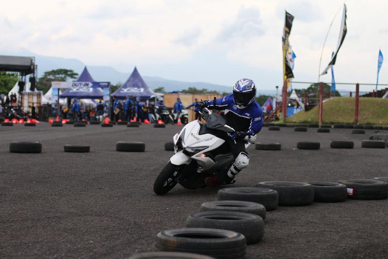 Peserta fun riding Yamaha Aerox 155 barengan event Yamaha Sunday Race di Sirkui Sentul. (foto : ist)