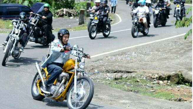 Preaiden Jokowi saat turing dengan motor choppernya di Sukabumi, motornya akan dipajang di IIMS 2018. (foto : kompas.com)