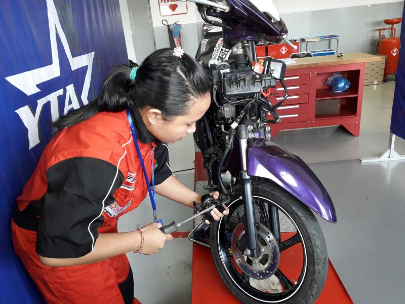 Teknisi wanita ini tak kalah gesitnya dengan teknisi laki-laki di ajang kompetisi teknisi Yamaha. (foto : yamaha)