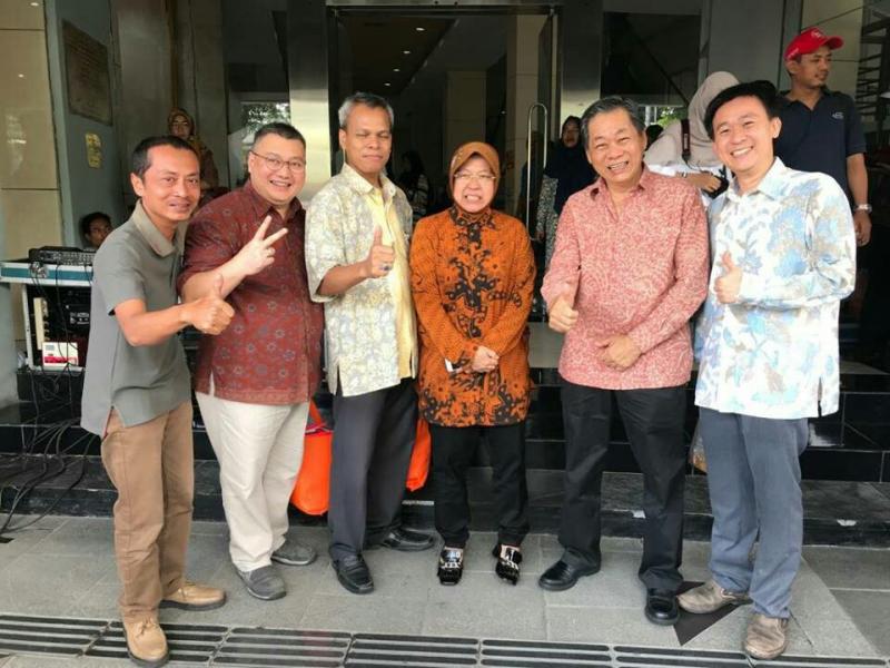 Pejabat dari Denso bersama dengan Walikota Surabaya, Tri Rismaharini