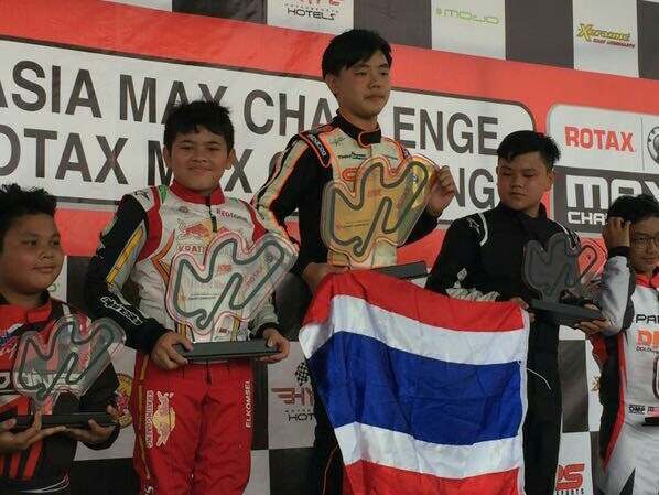 Sergio (kedua dari kiri), tersenyum senang di podium kejuaraan gokart di Malaysia. (foto : ist)
