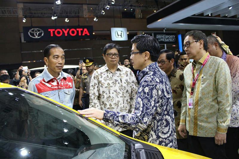 Jokowi, membuka resmi IIMS 2018 dilanjutkan meninjau area pameran, salah satunya di Booth Toyota (foto: anto)