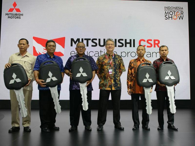 Penyerahan 5 mobil dilakukan di booth Mitsubishi IIMS 2018. (foto : ist)