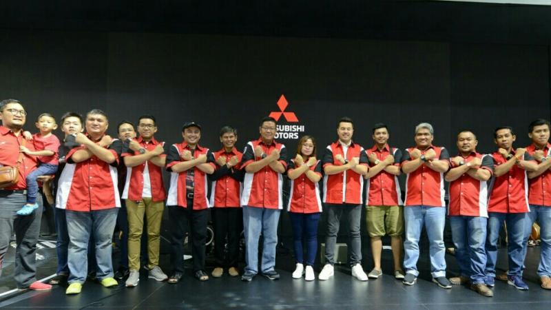 Rifat Sungkar di antara anggota komunitas Mitsubishi Xpander. (foto : ist)