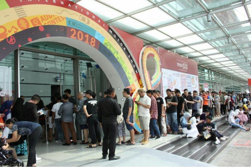Pengunjung mengular di salah satu pintu masuk ke arena IIMS 2018. (foto : ist)